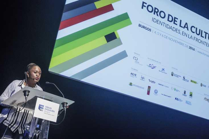 La activista congoleña Caddy Adzuba inauguró el encuentro en el Fórum con una enérgica denuncia de la violencia machista.-Santi Otero