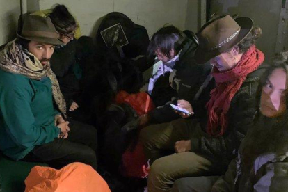 Los seis turistas detenidos por causar daños en las ruinas prehispánicas de Machu Picchu.-AFP