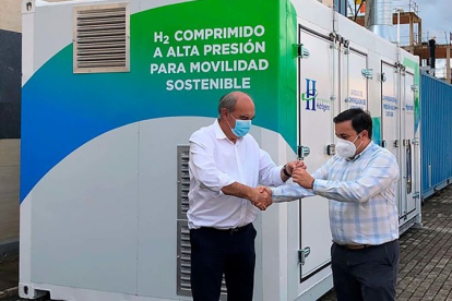 Hernando entrega las llaves del compresor en Puerto Llano. ECB