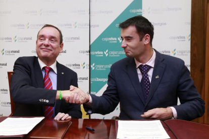 Ramón Sobremonte y Álvaro Echevarrieta se dan la mano tras la firma del convenio.-RAÚL OCHOA
