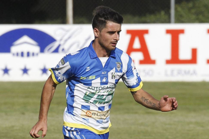 Zazu controla el balón.-SANTI OTERO