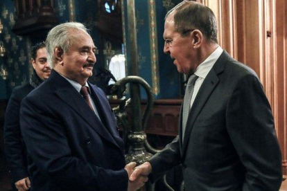 El ministro de Exteriores ruso, Serguéi Lavrov, saluda al mariscal Khalifa Haftar, este lunes en Moscú.-MINISTERIO DE EXTERIORES DE RUSIA (DPA)