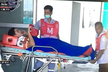 Marc Márquez, trasladado en ambulancia al hospital tras la caída.-