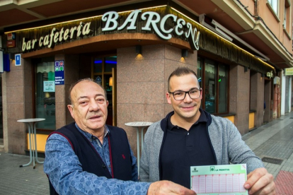 Goyo y David, del bar Bárcena, tras repartir 650.000 euros en la Primitiva. TOMÁS ALONSO