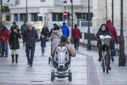 Una persona en silla de ruedas, en una calle del centro histórico.-ISRAEL L. MURILLO