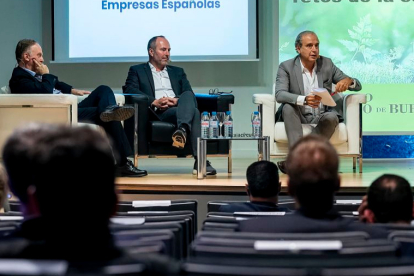 De izquierda a derecha, Javier Blanco (Antolín), Benoit Monquant (L’Orèal) y Óscar Hernández (Pascual), ayer, durante la jornada ‘La empresa ante los retos de la sostenibilidad’. SANTI OTERO