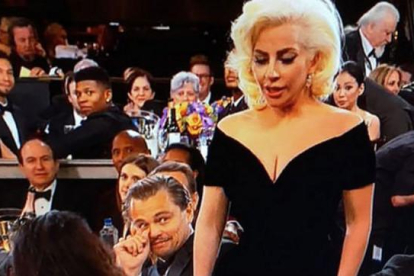 DiCaprio puso una cara extraña cuando Lady Gaga le rozó el brazo, durante la gala de los Globo de Oro.-
