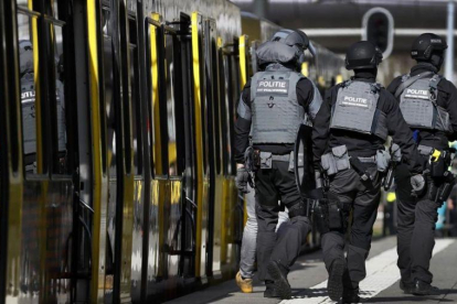 Policías al lado del tranvía donde se ha producido el Tiroteo, en Utrecht.-ROBIN VAN LONKHUIJSEN (AFP)