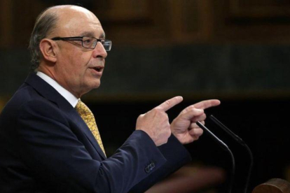 El ministro de Hacienda, Cristóbal Montoro, en el Congreso de los Diputados durante el debate sobre el reparto del objetivo de déficit y el techo de gasto del 2018.-JUAN MANUEL PRATS
