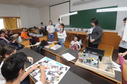 La presentación de los proyectos científicos se desarrolló en las aulas de la Escuela Politécnica Superior de la UBU.-ISRAEL L. MURILLO