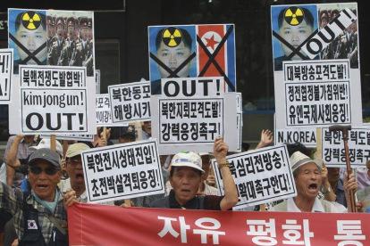 Activistas surcoreanos en protesta contra Corea del Norte en Paju.-EFE