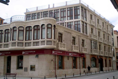 El hotel Villa de Aranda se ubica en uno de los edificios más emblemáticos de la zona centro de la ciudad.-L.V.