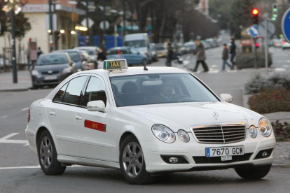 Un taxi circula por una de las calles de la capital burgalesa.-RAÚL G. OCHOA