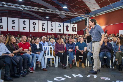 Candidatos burgaleses con el líder de Podemos.-SANTI OTERO