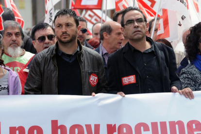 Roberto Gómez, izquierda, junto al secretario provincial de CCOO, Fidel Velasco, en la manifestación del 1 de mayo.-ISRAEL L. MURILLO