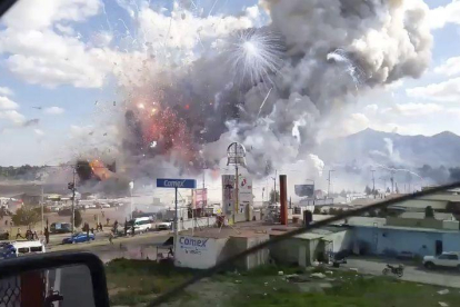 Momento de la explosión en el mercado de pirotecnia de Tultepec.-AP / JOSÉ LUIS TOLENTINO