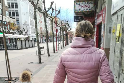 Nahia y su madre, de la mano, dando un paseo por la calle. ECB