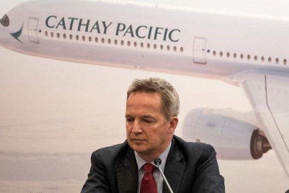 Rupert Hogg, consejero delegado de Cathay Pacific, durante la rueda de prensa en la que anunció su dimisión.-EFE EPA / JEROME FAVRE