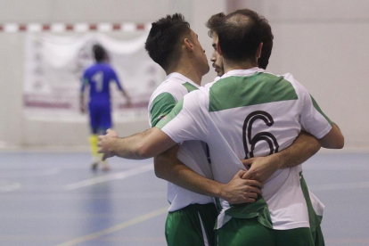 Los jugadores del BigMat Fontecha Juventud celebran un tanto.-SANTI OTERO
