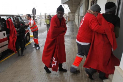 Algunos de los inmigrantes que han llegado a la costa de Tarifa este sábado.-EFE