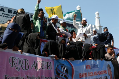 ctivistas musulmanes asisten a una concentración en contra del colectivo de lesbianas, gais, transexuales y bisexuales (LGTB) en Banda Aceh, Indonesia, hoy, 2 de febrero.-EFE