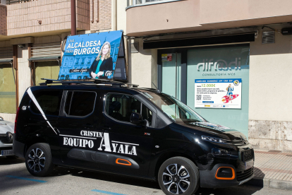 La furgoneta ya se ha dejado ver por las calles de la ciudad con el eslogan Equipo A. Ayer ya se pudo ver el rótulo completo y el cartel de la candidata del PP. TOMÁS ALONSO
