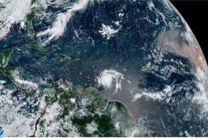 Fotografía donde se muestra el paso de la tormenta tropical Dorian por el Caribe.-EFE