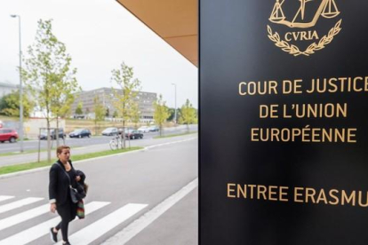 Una mujer se dirige a la entrada de la sede del Tribunal Europeo de Justicia, en Luxemburgo, este lunes.-AFP