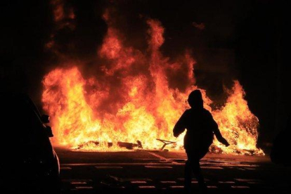 Disturbios del miércoles en Barcelona, en Marina-Gran Vía.-FERRAN NADEU