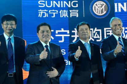Erick Thohir (segundo por la izquierda), presidente del Inter, y Zhang Jindong (a su izquierda), presidente de la conmpañía Suning, presentan el acuerdo, esta mañana, en Nanjín-