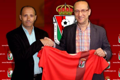 JuanAntonio Gallego (derecha) da la mano a José Manuel Molinero, el que será el entrenador la próxima campaña.-