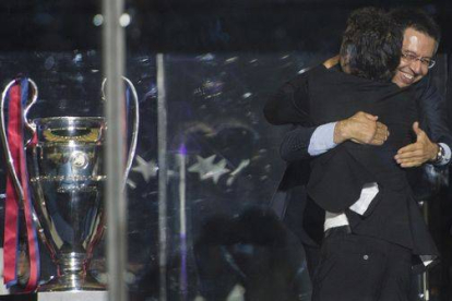 Josep Maria Bartomeu felicita a Luis Enriquer tras ganar la Champions en Berlín.-Foto: JORDI COTRINA