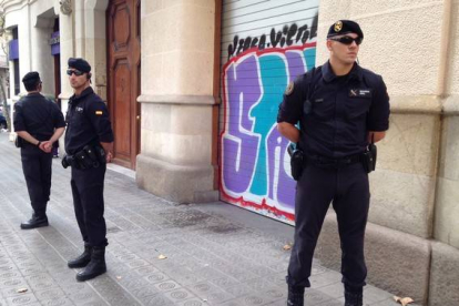 Agentes de la Guardia Civil, este viernes, a la entrada de la sede de la fundación CatDem en Barcelona.-Foto:   ACN / GUILLEM SÁNCHEZ