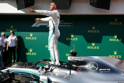 Lewis Hamilton se sube en su Mercedes para celebrar un nuevo triunfo.