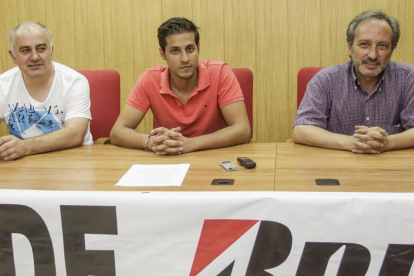 José Manuel Gil (UGT), Juan Carlos López (SITB-USO) y Javier Valenciano (CCOO).-SANTI OTERO