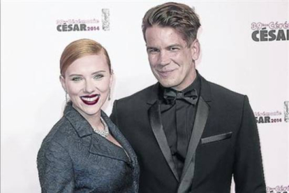 Scarlett Johansson y Romain Dauriac, en la gala de los premios César, en febrero en París.-Foto:   REUTERS / REGIS DUVIGNAU