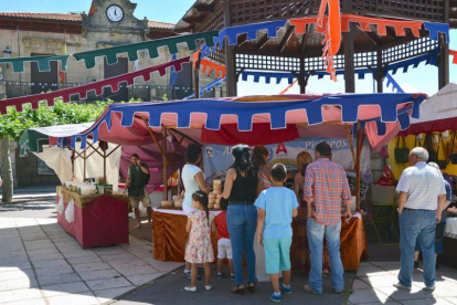 El mercadillo medieval estuvo muy animado durante toda la jornada.-R. F.
