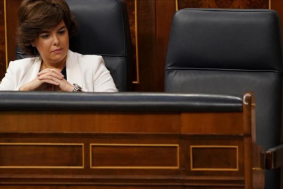 La silla del presidente Rajoy permanece vacía al inicio de la sesión de hoy.-JOSE LUIS ROCA