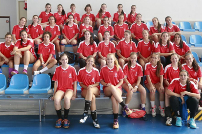 Foto de familia de la concentración femenina, ayer, en San Amaro.-RAÚL OCHOA