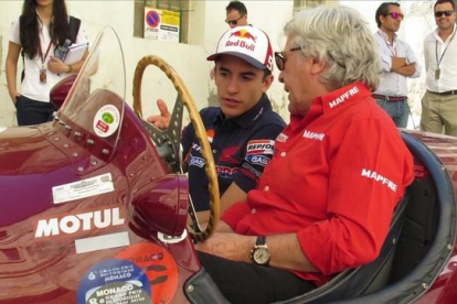 Ángel Nieto y Marc Márquez, en un Maserati antiguo.-EMILIO PÉREZ DE ROZAS