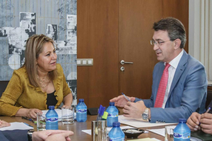 La vicepresidenta de la Junta, Rosa Valdeón, mantiene una reunión con el presidente de la Diputación de León, Juan Martínez Majo-Ical