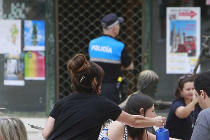Una camarera atiende una terraza en el centro de Burgos capital.-R. OCHOA