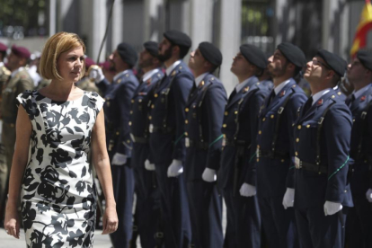 La titular de Defensa, María Dolores de Cospedal, el pasado julio, pasa revista durante un acto para celebrar el 40º aniversario de la creación del ministerio-EFE / J. J. GUILLÉN
