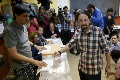 El líder de Podemos, Pablo Iglesias, votando durante esta jornada de elecciones municipales.-Foto: REUTERS