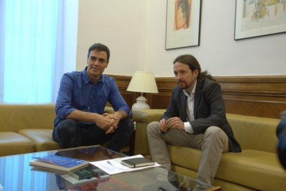 Sánchez e Iglesias, durante una reunión en el Congreso, en una imagen de archivo.-DAVID CASTRO