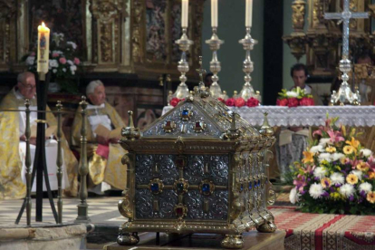 Una preciosa arca contienen los restos de San Íñigo en Oña.-G. G.