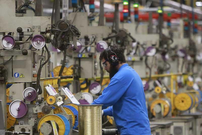 Un operario manipula la maquinaria en una fábrica de la capital burgalesa.-RAÚL OCHOA