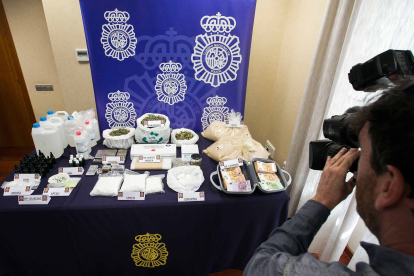 La Policía Nacional muestra la droga incautada a dos grupos organizados en Burgos y Miranda. TOMÁS ALONSO