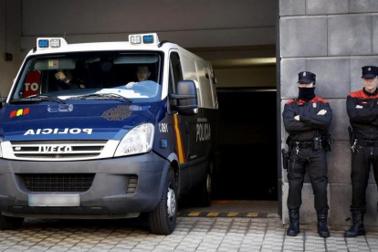 El furgón de la Policía con los cinco acusados de una supuesta violacion en San Fermín 2016 abandona el Palacio de Justicia de Navarra.-/ EFE / VILLAR LOPEZ
