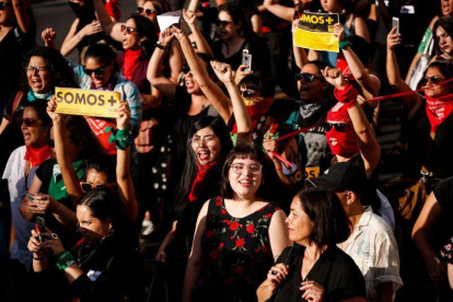 Cientos de mujeres participan en una intervención este martes en Santiago de Chile.-EFE
